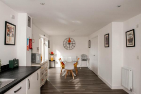 Spacious & Stylish 4-Bed House with Hot Tub in Prime Location